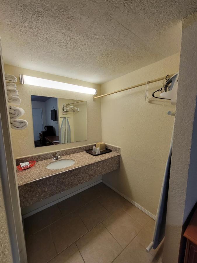 Eddy'S Motel Pleasanton Dış mekan fotoğraf